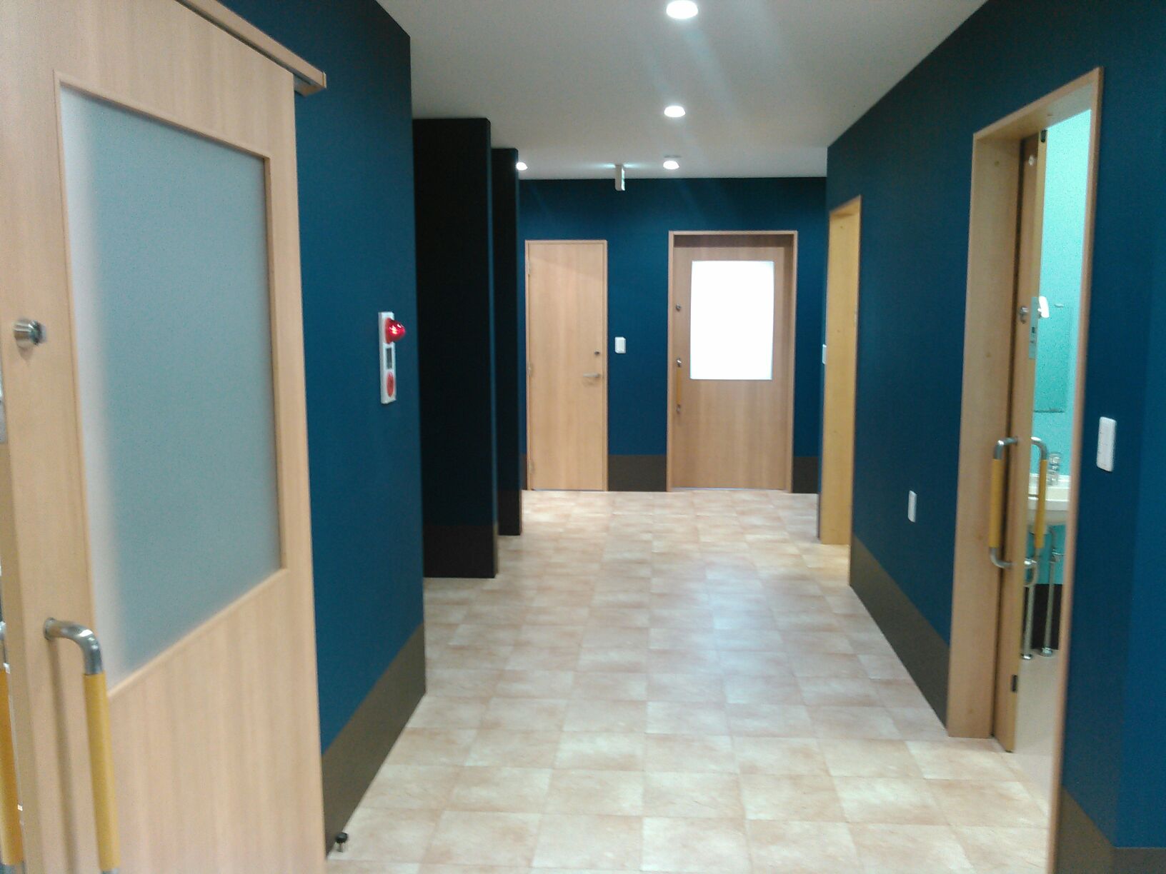 障害者の就労支援施設の廊下